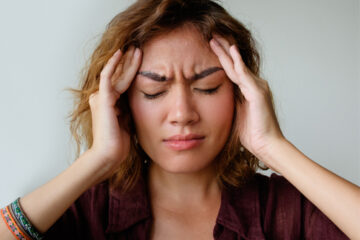 Women with headache experiencing cold symptoms