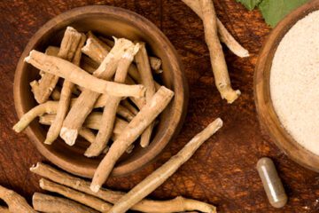 Ashwagandha root and powder